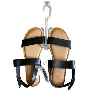 NWT. Old Navy Black Sandals | 8